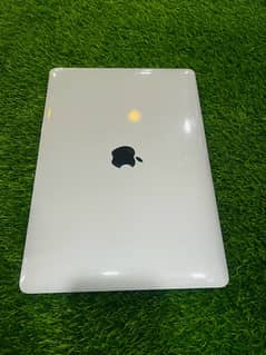 macbook pro 2020 core i5 13”inch 8/256 with complete box