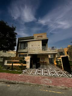 Facing Park 10 Marla Beautiful House for sale in Bahria Town Lahore 0