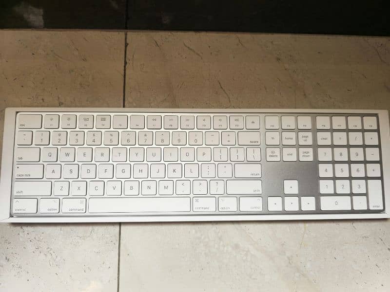 Mac Mini (Apple M2) - 16GB -256gb with Apple Magic Keyboard 13