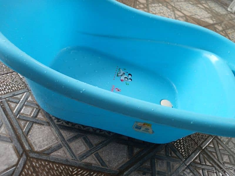 imported plastic almost new bath tub big size 1