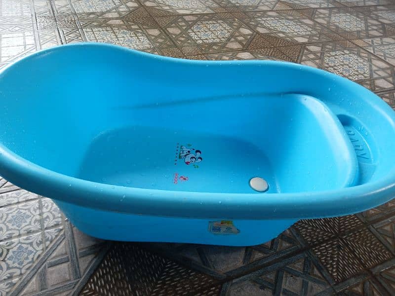 imported plastic almost new bath tub big size 2