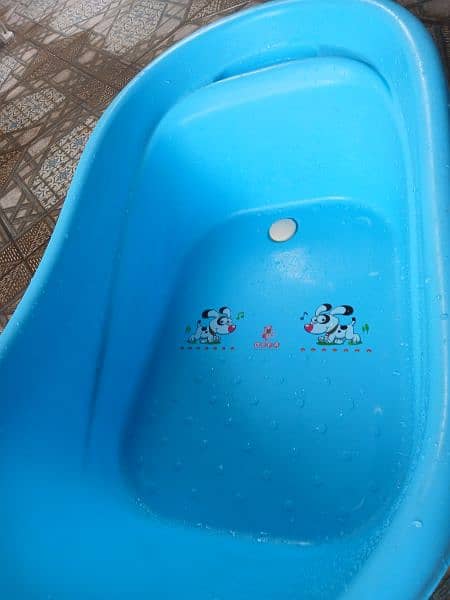 imported plastic almost new bath tub big size 4