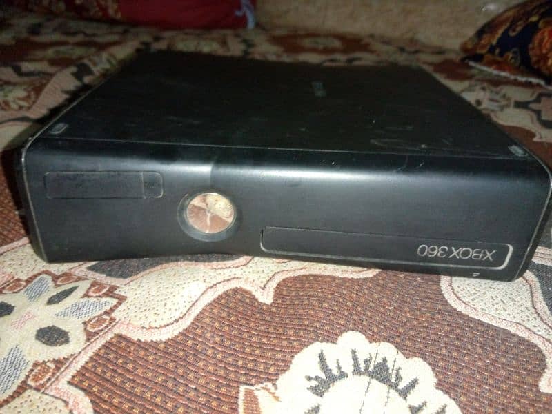 Xbox 360 slim with 1 wireless controller,2 wired controller 0