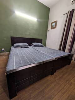 2x single beds with a table drawer