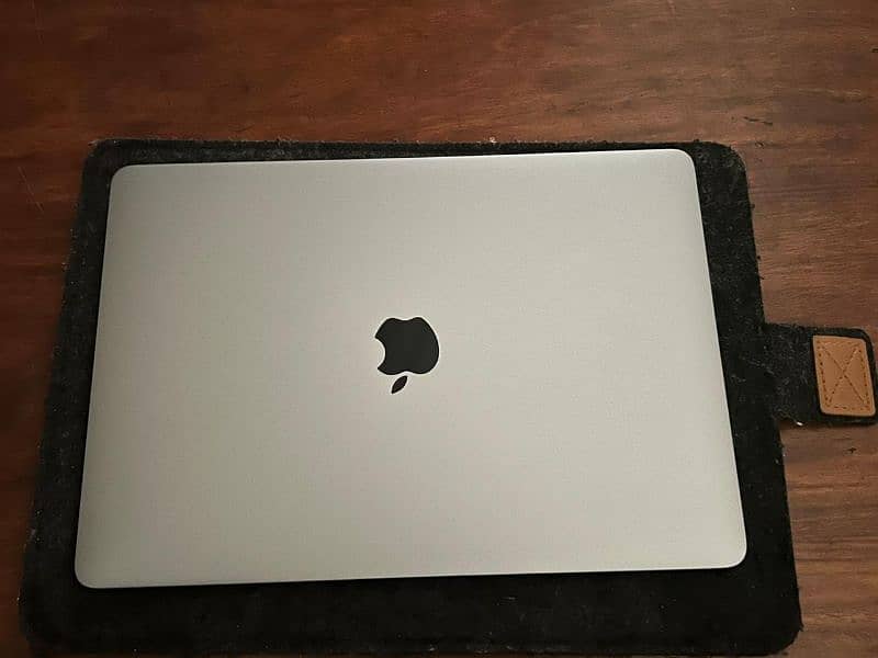 Macbook Pro 2019 8-128, 13 inches 1