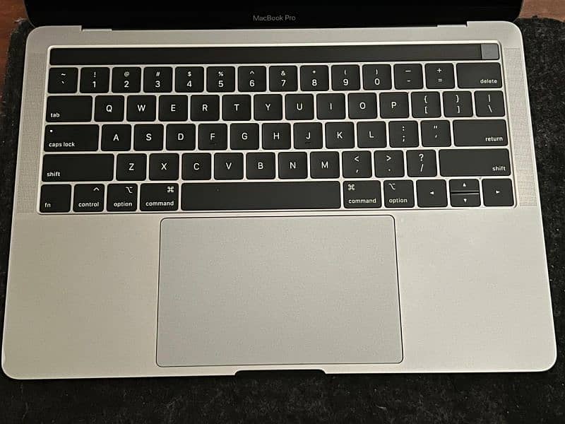 Macbook Pro 2019 8-128, 13 inches 4