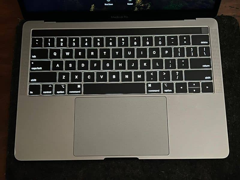 Macbook Pro 2019 8-128, 13 inches 5