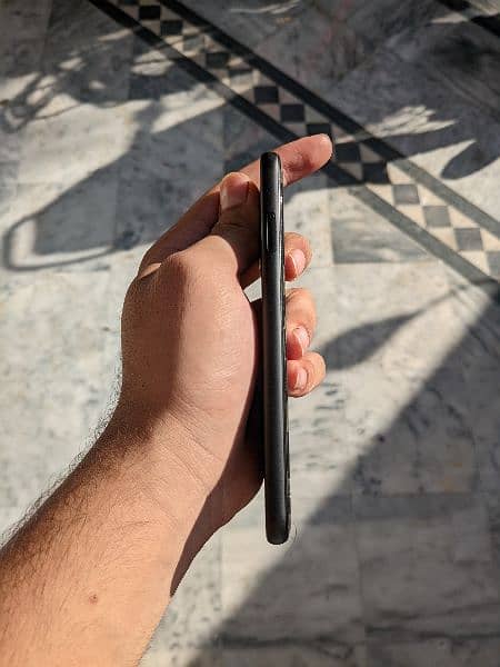 Google pixel 4 in good condition 4