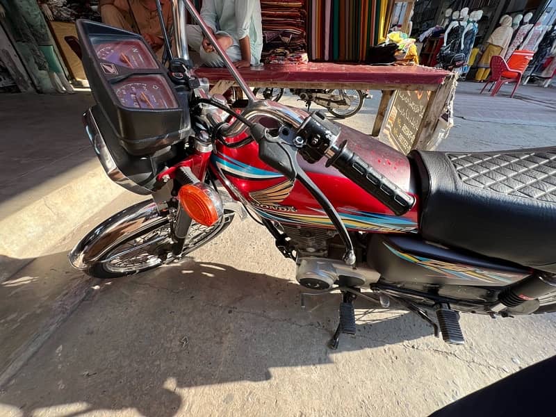 Honda 125 2018 model golden number 8