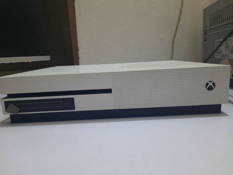 xbox One S 500 GB with box and all orignal accessories 3