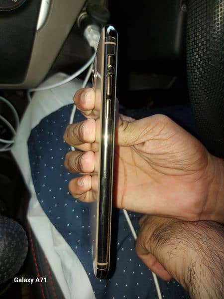 i Phone 11pro Max 256gb Gold Colour 2