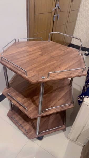 I am selling tea trolley 1