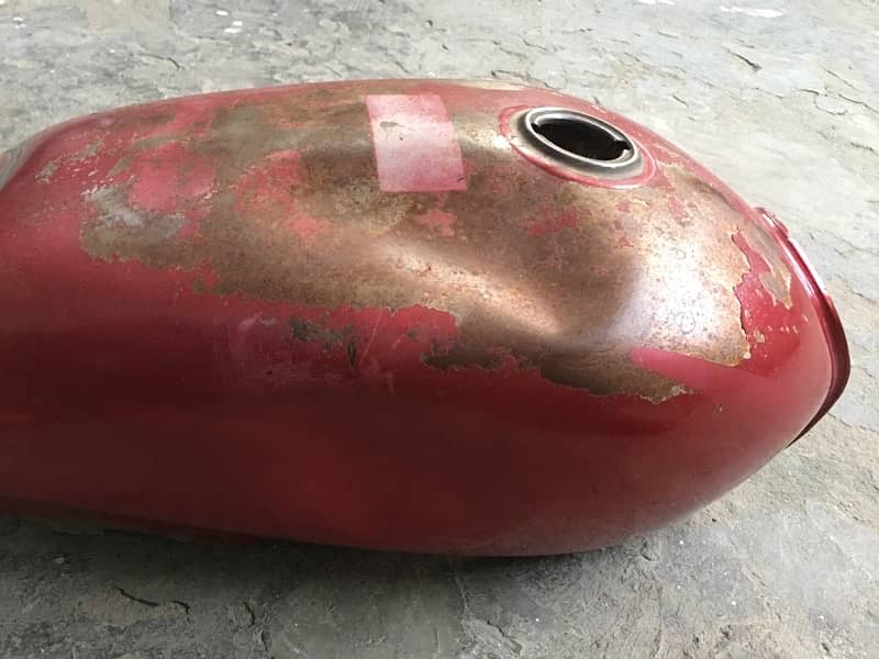 CD 70 fuel tank only without cap 1