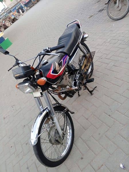 Honda 125 one hand use 2