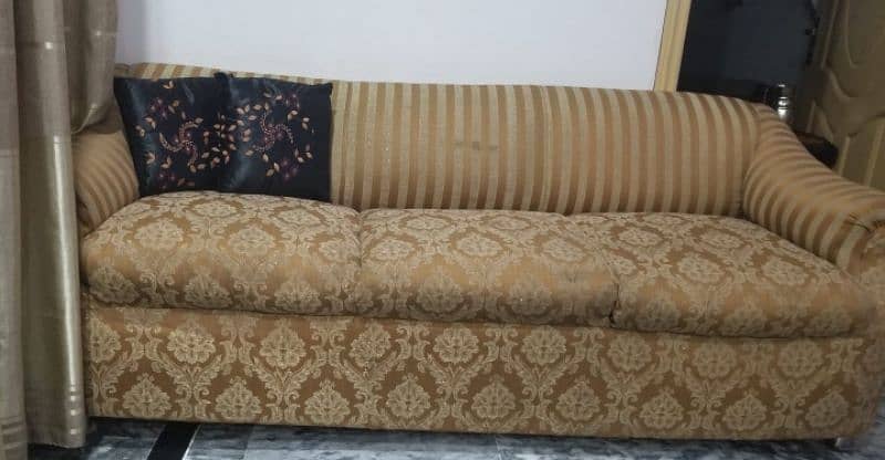 3 seater sofa in good condition 2