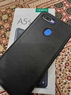 oppo a5s. . totally jenuine. . . with just box. . 3+32