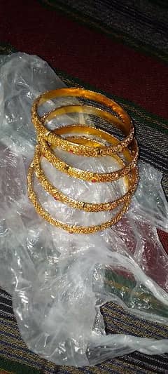 4 artificial bangles in gold colour