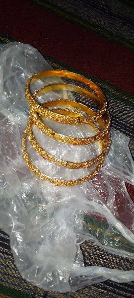 4 artificial bangles in gold colour 0