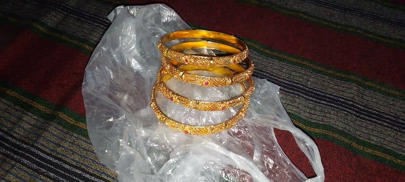 4 artificial bangles in gold colour 1