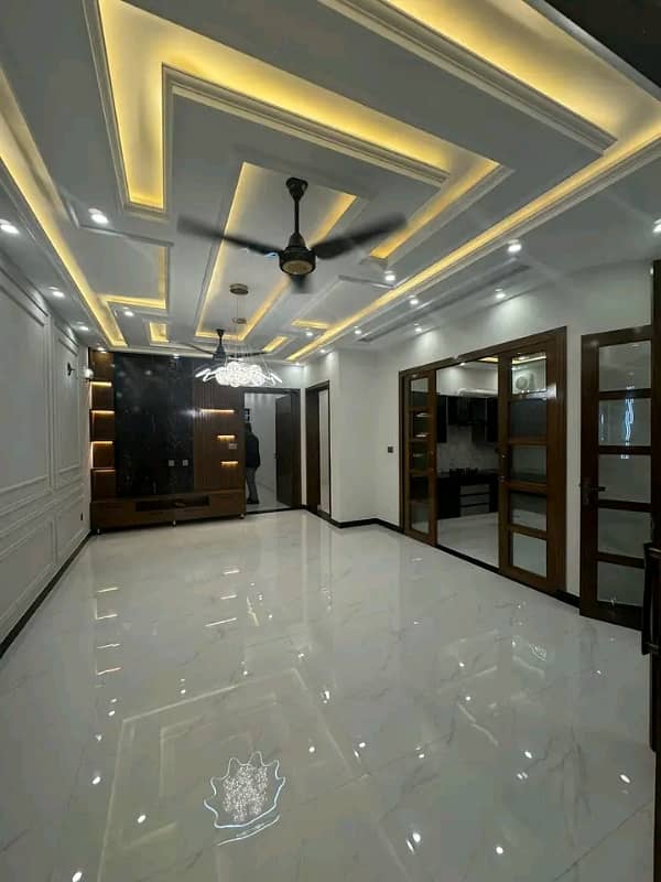 10 Marla Designer House Available For Rent 4