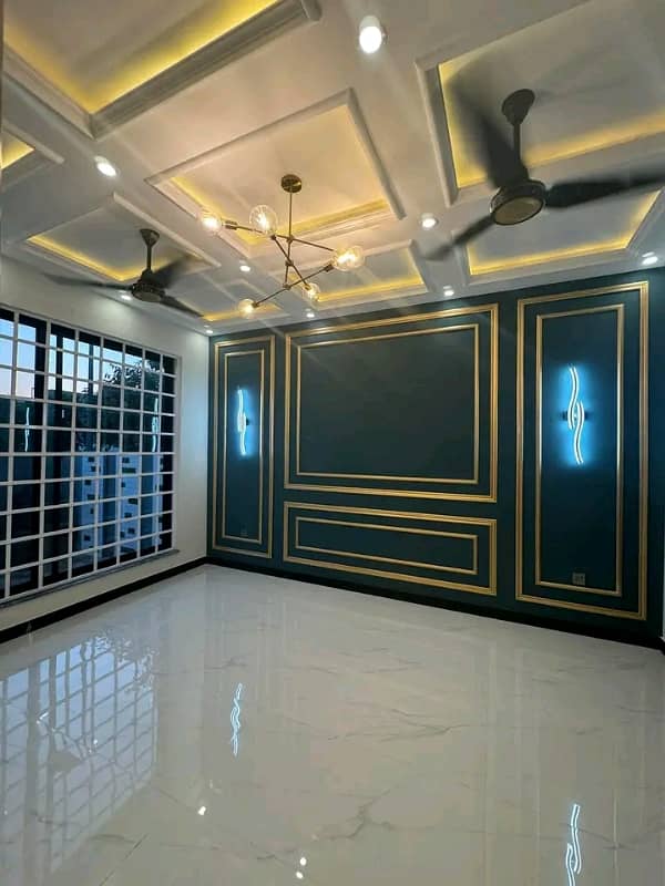 10 Marla Designer House Available For Rent 15