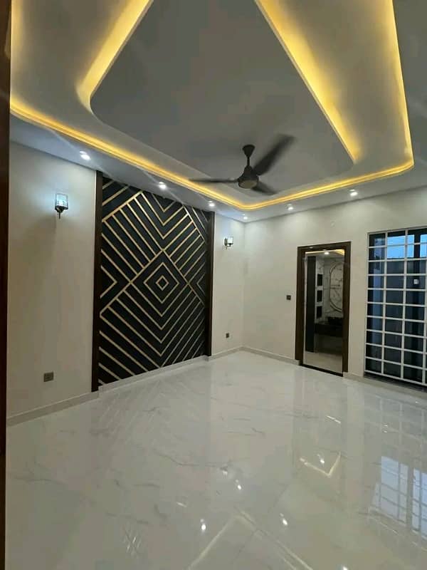 10 Marla Designer House Available For Rent 17