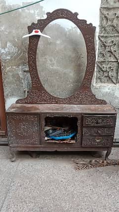 Dressing table for sale in good condition diyar wood without sheesha