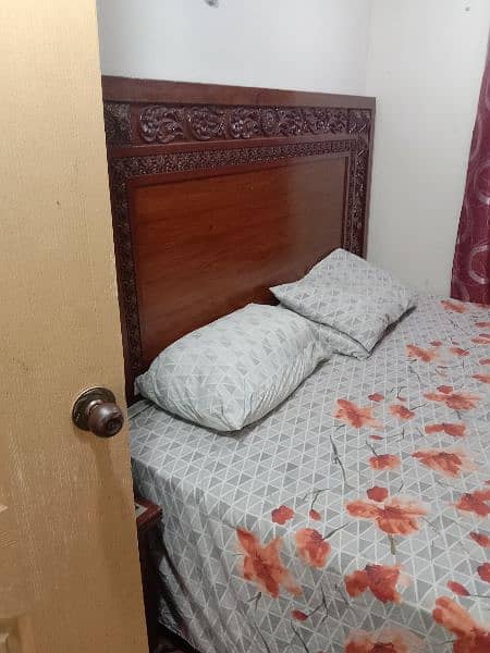 A king bed set without mattress 10