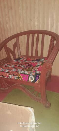 SOFA SET 4 SEATER IN GOOD CONDITION AND IS VERY PERFECT 0