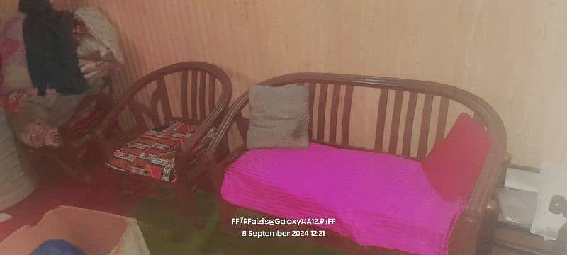 SOFA SET 4 SEATER IN GOOD CONDITION AND IS VERY PERFECT 2