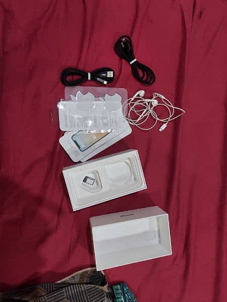 Iphone 11 64 GB with complete box 7