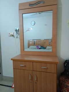 2 drawers and 2 cabinets dressing table