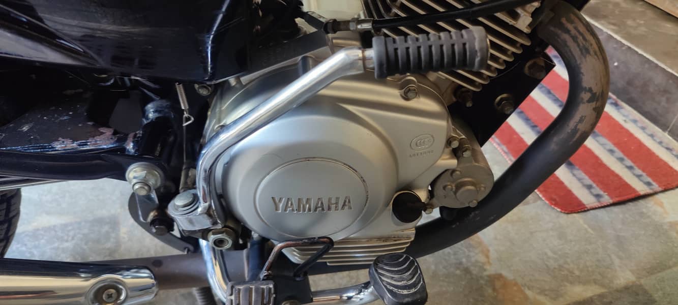 Yamaha YB 125Z 2017 Golden number 6