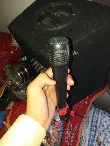 speaker sale kr reha hu 1 mike sath hai wese 2 mike chalty hain 2