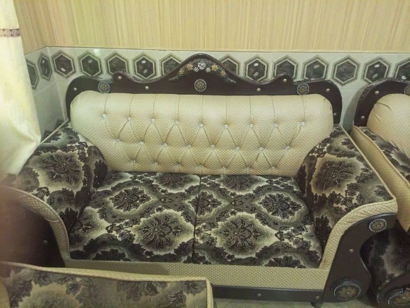 6- seater sofa set look like new. . . . urgent sale 1