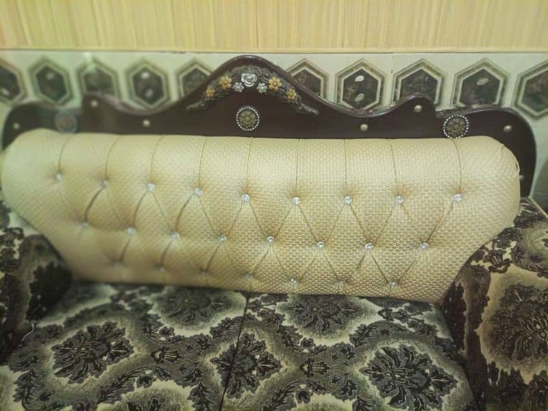 6- seater sofa set look like new. . . . urgent sale 2