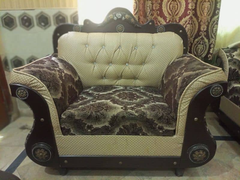 6- seater sofa set look like new. . . . urgent sale 4