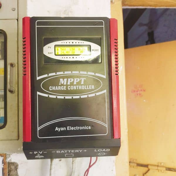 i am selling 100ah mppt hybrid solar charge controller 2