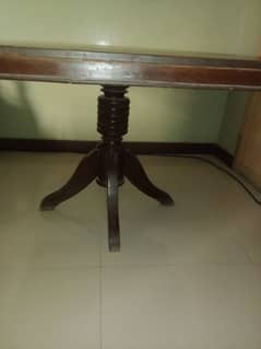 Dining Table In Good Condition