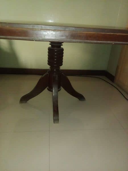 Dining Table In Good Condition 0