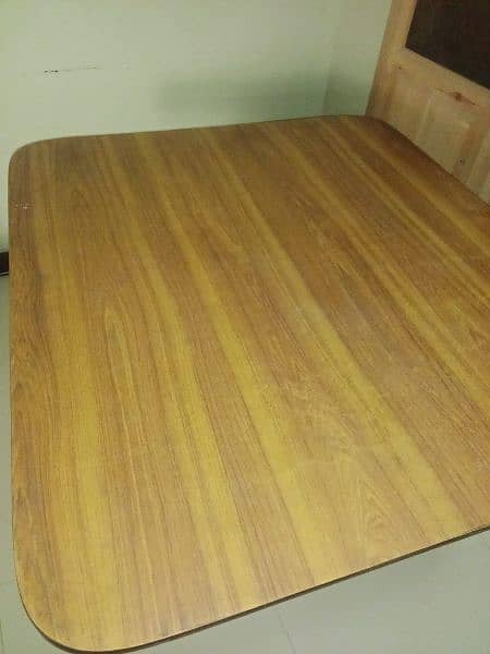 Dining Table In Good Condition 1