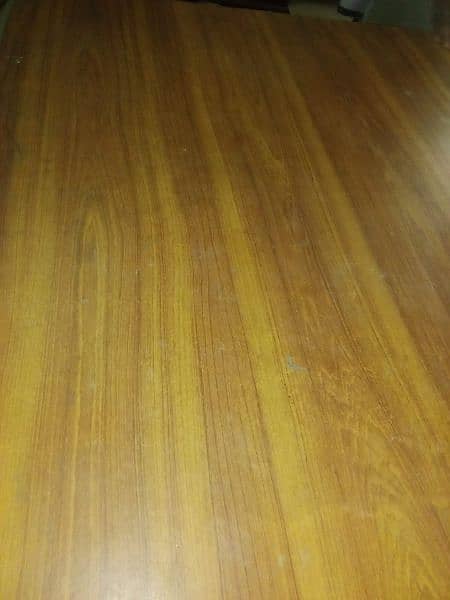 Dining Table In Good Condition 2