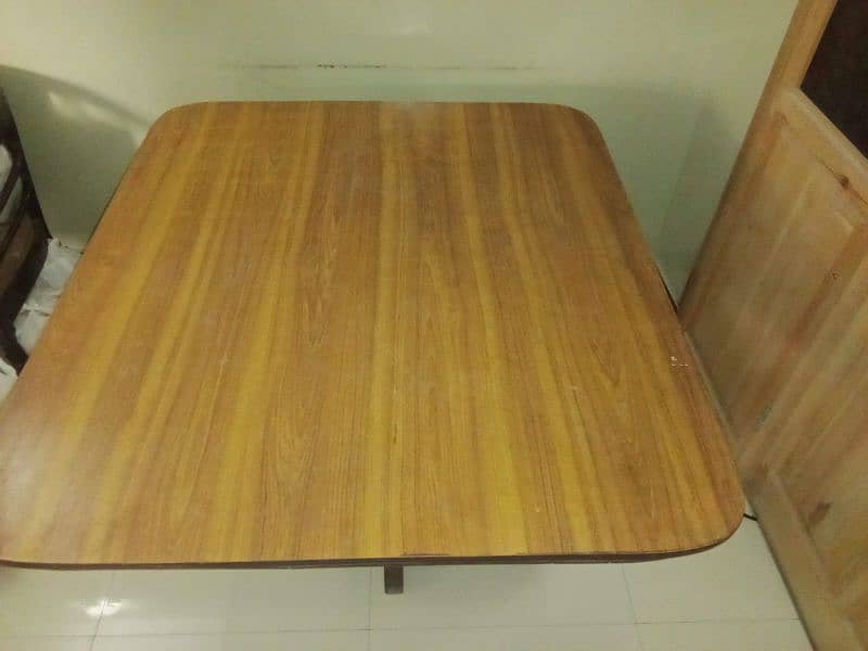 Dining Table In Good Condition 4