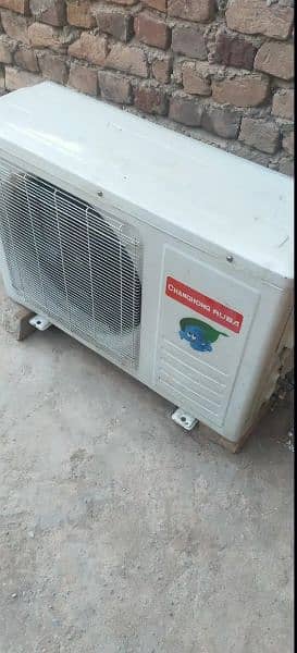 i am selling 1.5 ton chinghong ruba split ac in running condition 8