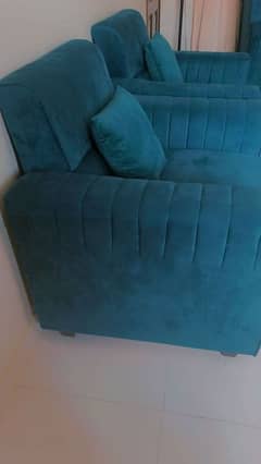 I m selling 7 seater sofa set with round shape intige table