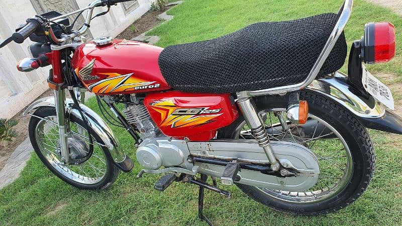 Honda CG 125 22 model like new 4000km drive 9