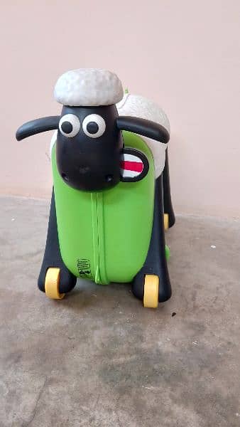 Shaun the Sheep ride-on suitcase and traveller 3