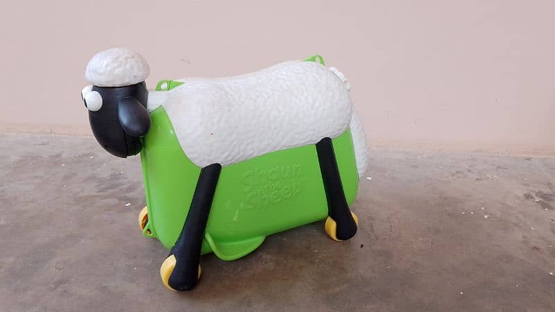 Shaun the Sheep ride-on suitcase and traveller 0