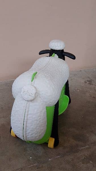 Shaun the Sheep ride-on suitcase and traveller 4