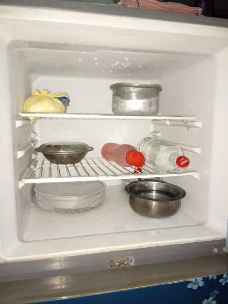 haire refrigerator full size urgent sale good condition 3